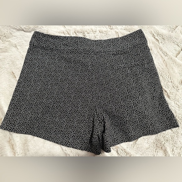 Margaret M Slimming Pant Monochrome Patterned High Waist Shorts - Picture 9 of 10